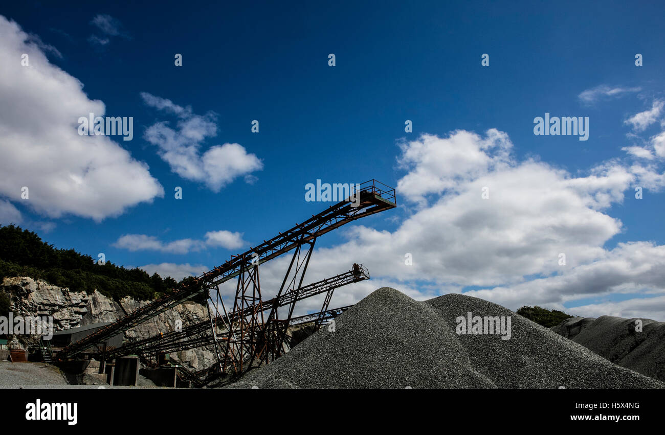 Cava di pietra con lo screening e la macchina di frantumazione Foto Stock