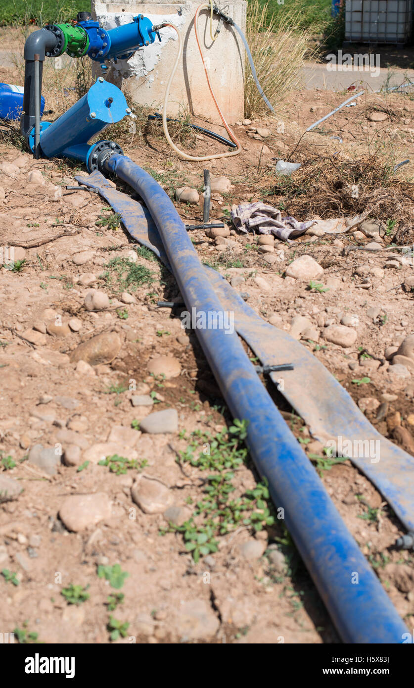 Agricoltura i tubi di irrigazione sul campo Foto Stock