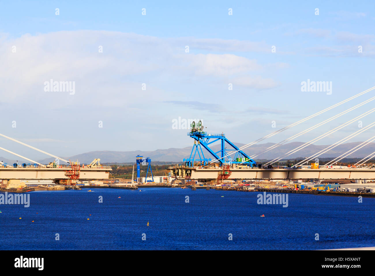 Lavori di costruzione del nuovo Firth of Forth Queensferry attraversando ponte stradale. Edimburgo, Scozia Foto Stock