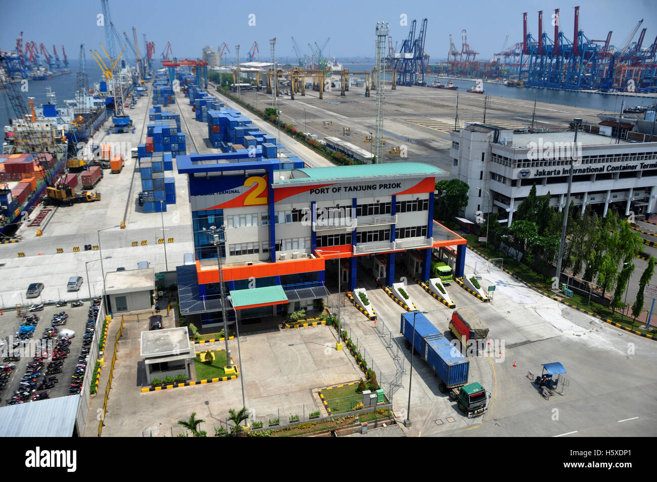 JAKARTA, Indonesia. 15 Novembre 2015: Attività nel porto di Tanjung Priok, a nord di Jakarta Foto Stock