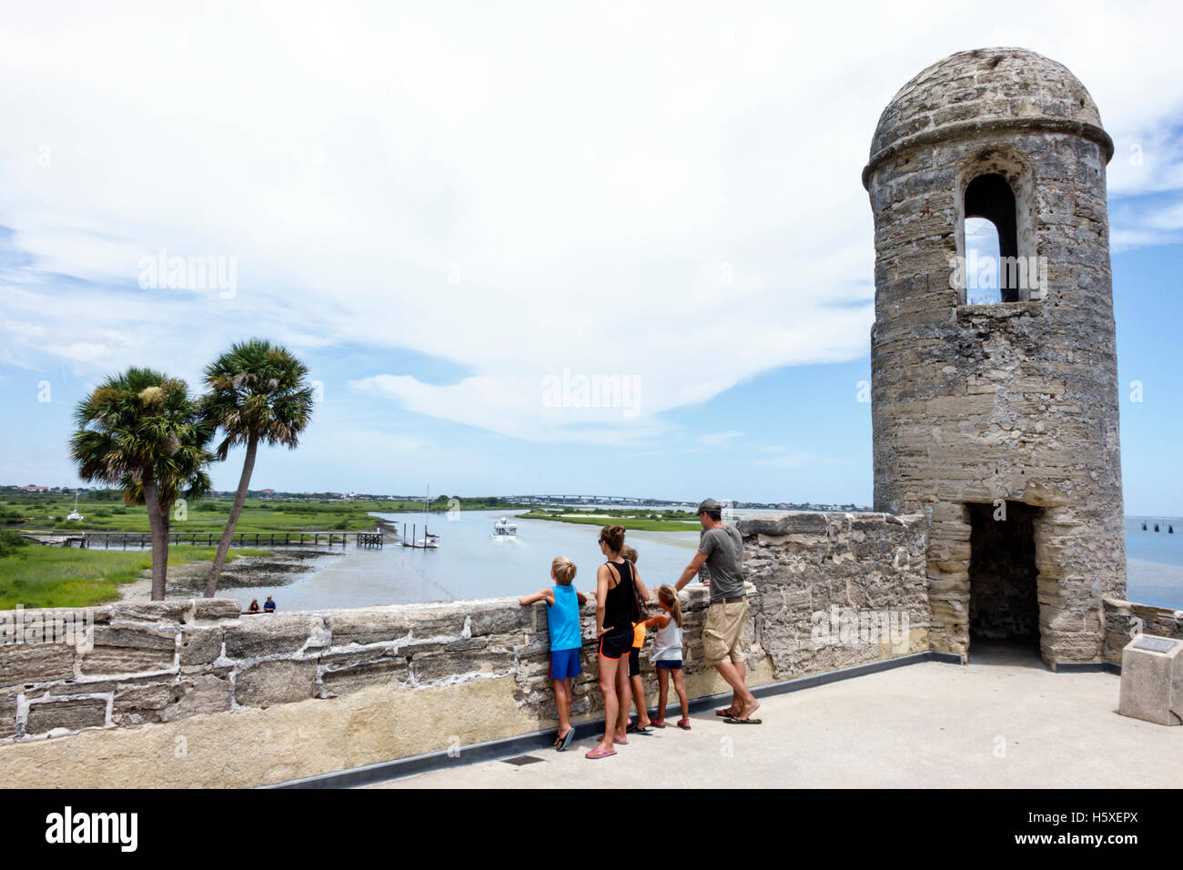 St. Augustine Florida, Castillo de San Marcos National Monument, posto di ingresso, fortezza storica, famiglia genitori genitori figli, adulto, adu Foto Stock