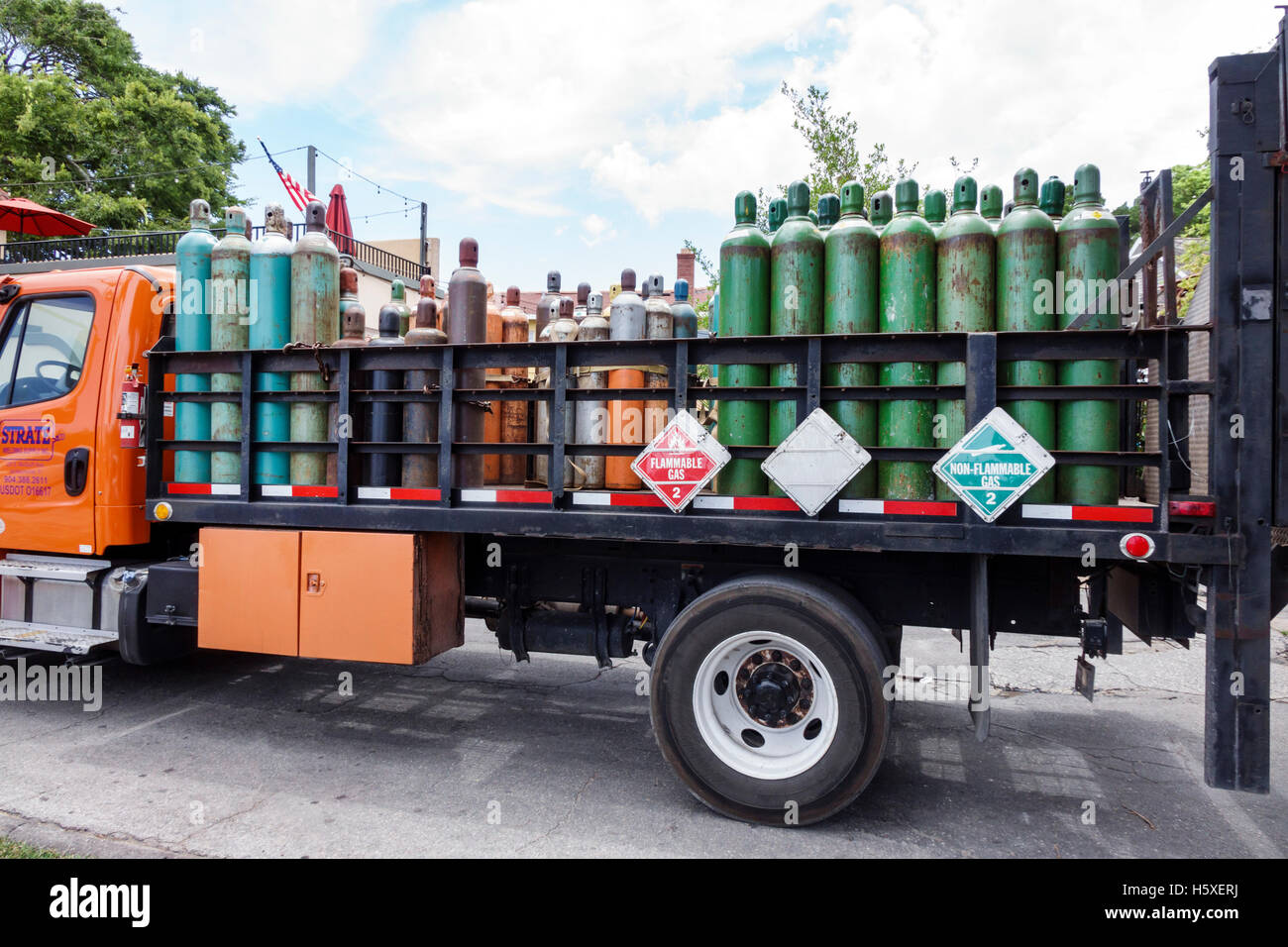Truck gas cylinders immagini e fotografie stock ad alta risoluzione - Alamy