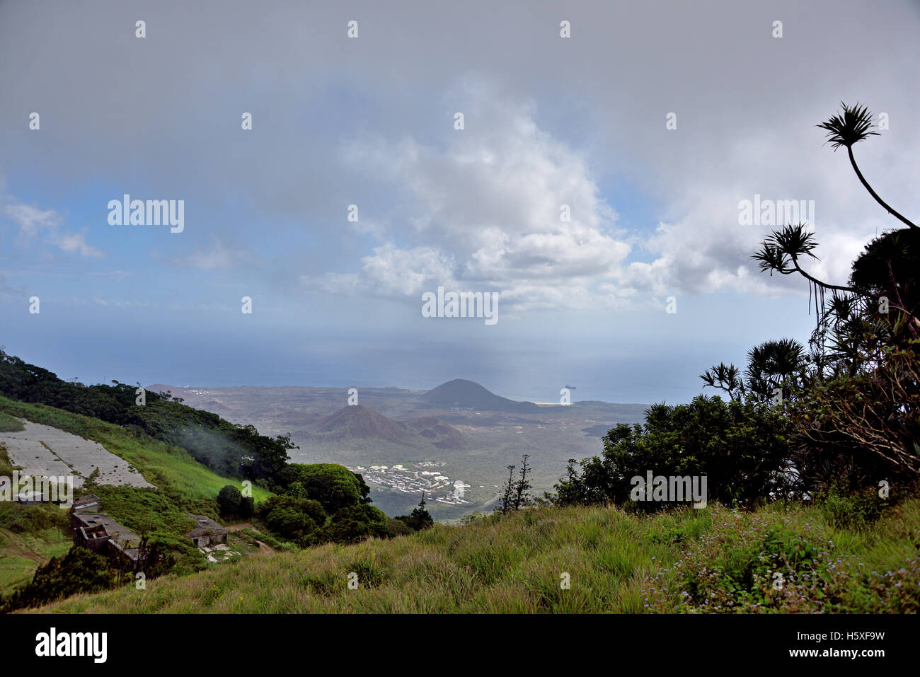 Guardando ad ovest dalla montagna verde verso RAF viaggiatori Hill e Georgetown sull Isola di Ascensione Foto Stock