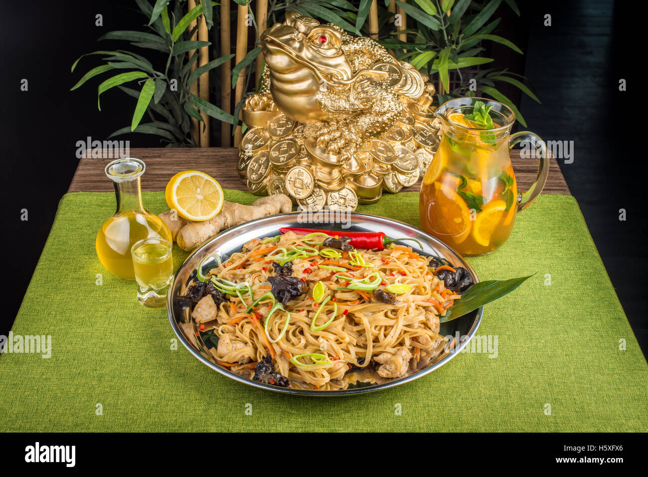 Asian Tagliatelle con funghi Foto Stock