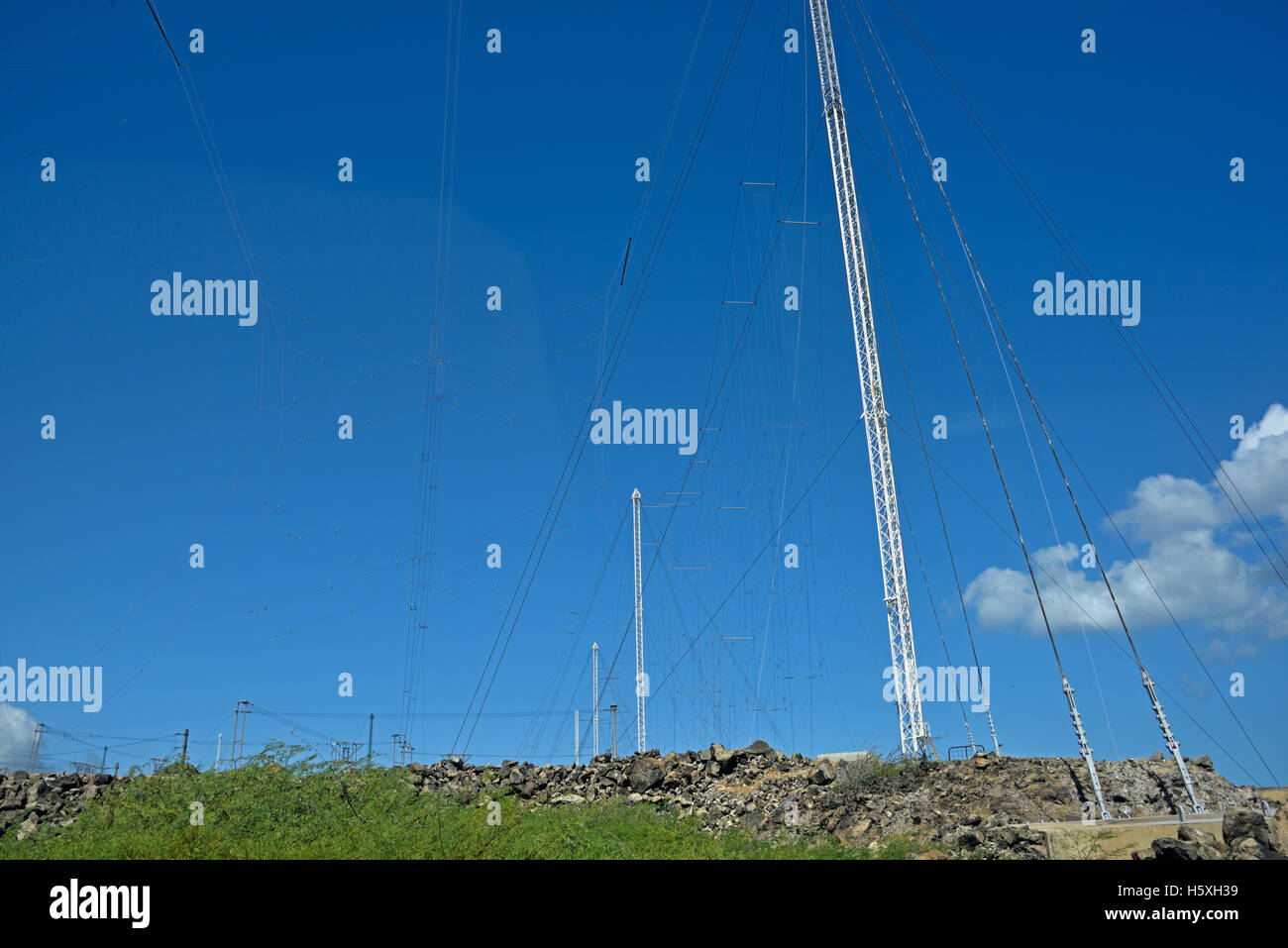 A montanti e le infrastrutture della BBC Atlantico stazione relè di English Bay sull'Isola di Ascensione Foto Stock