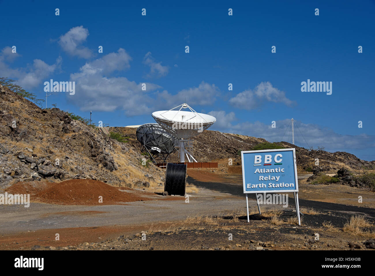 Antenna parabolica e altre infrastrutture della BBC Atlantico stazione relè di English Bay sull'Isola di Ascensione Foto Stock