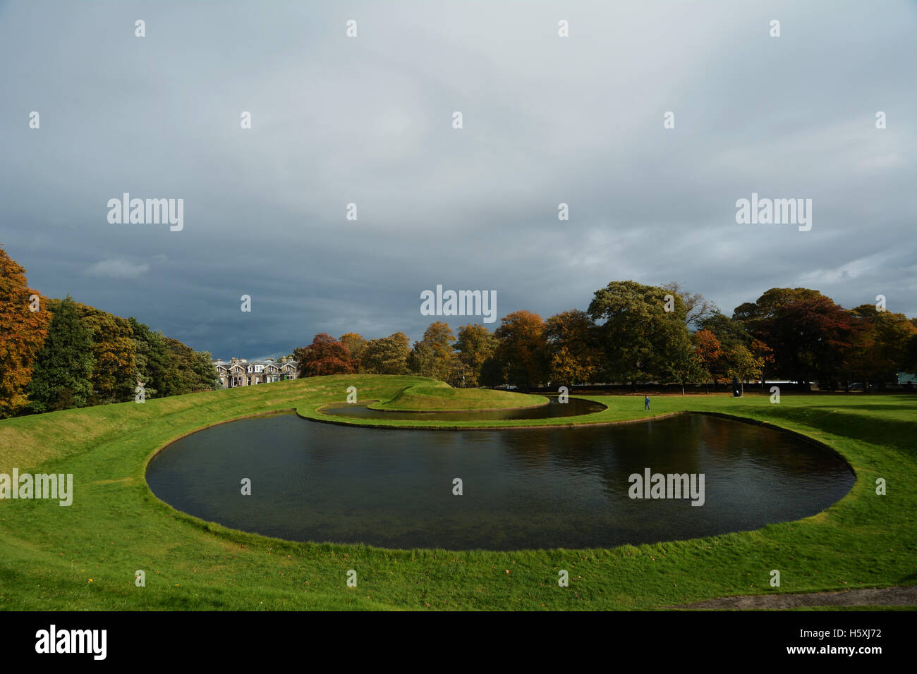 Regno Unito, Scozia, Edimburgo, land art da Charles Jencks presso i giardini scozzese della Galleria Nazionale di Arte Moderna Foto Stock