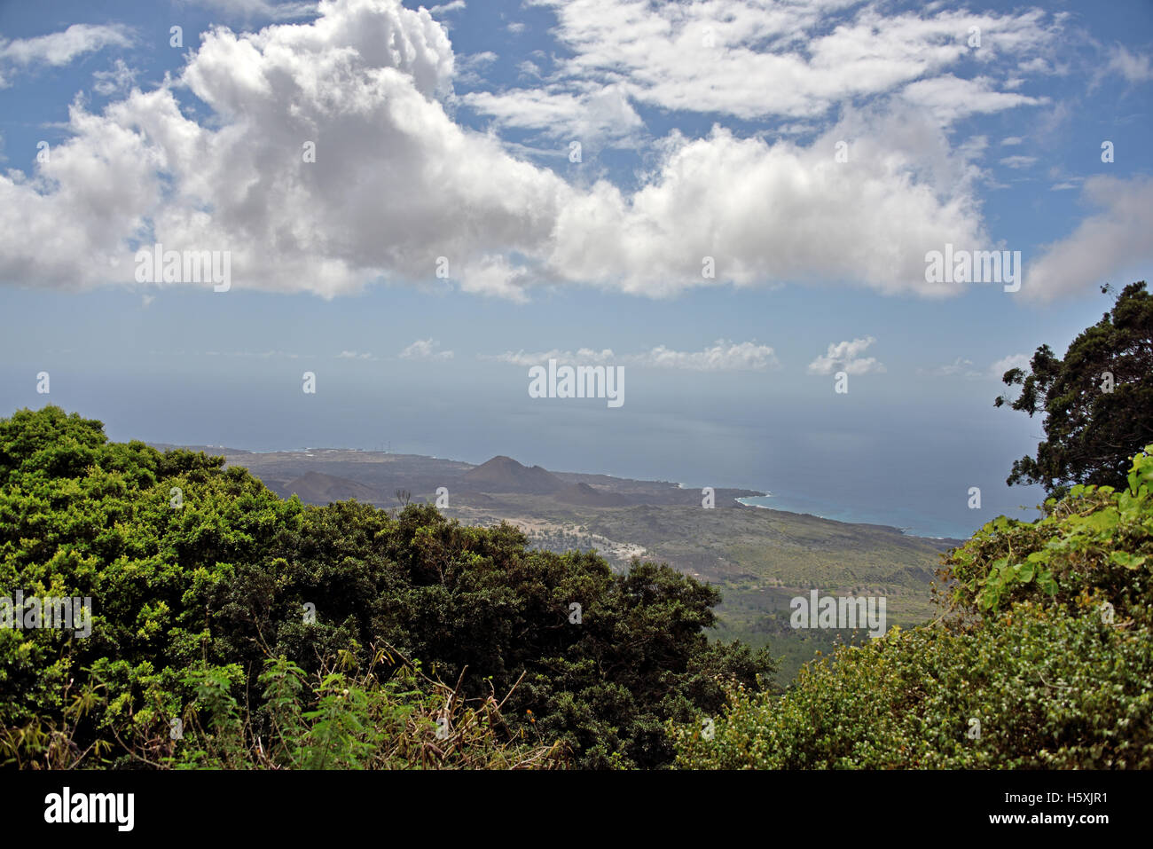 La costa settentrionale dell'Isola di Ascensione visto dalla montagna verde Foto Stock