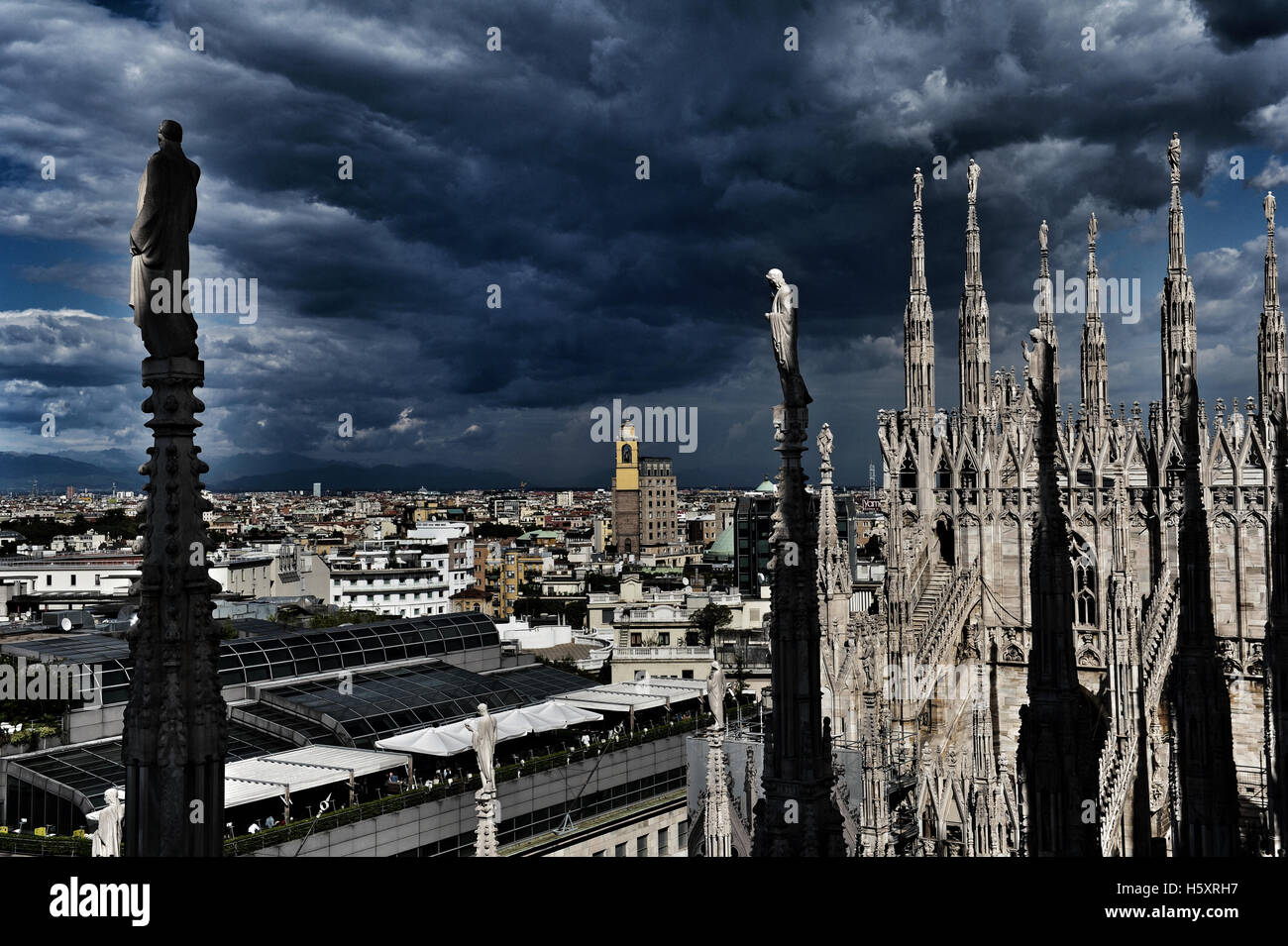 Una spettacolare veduta di Milano dal tetto della sua cattedrale, pochi minuti prima di una tempesta. Foto Stock