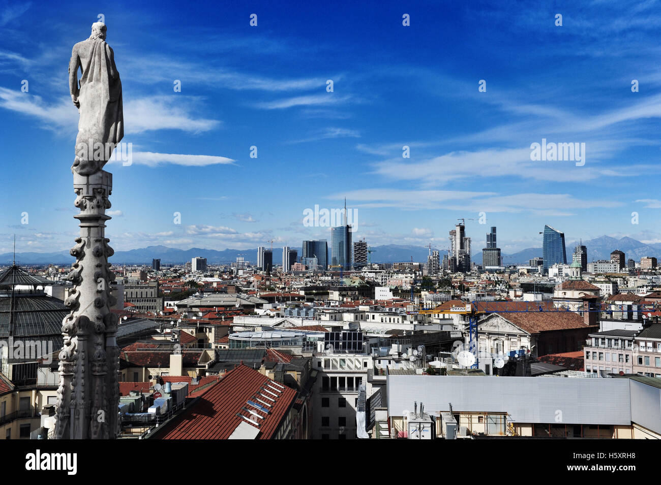 La vista dalla cima del Duomo di Milano. In lontananza le nuovi grattacieli della zona di Porta Nuova può essere visto. Foto Stock