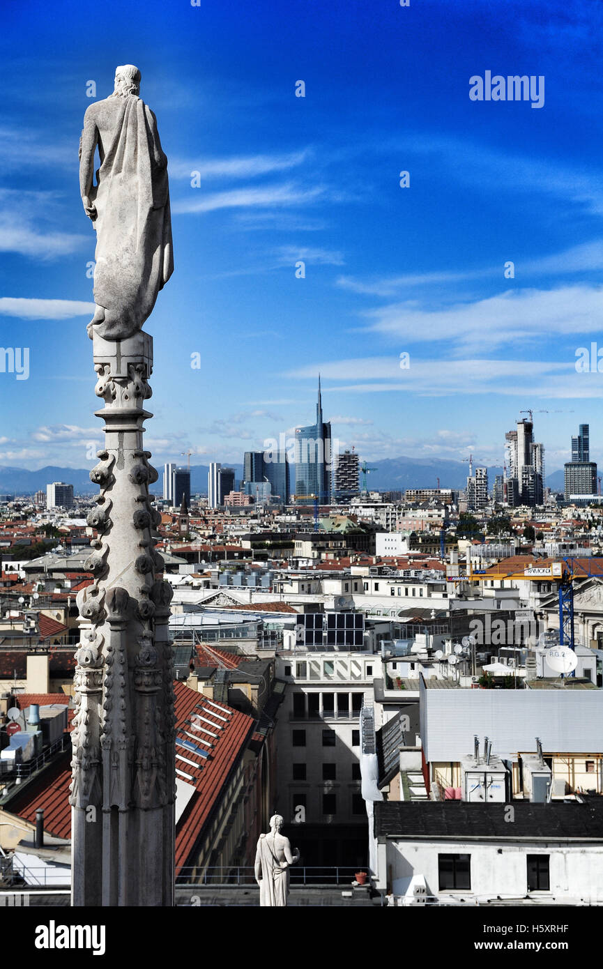 La vista dalla cima del Duomo di Milano. In lontananza le nuovi grattacieli della zona di Porta Nuova può essere visto. Foto Stock