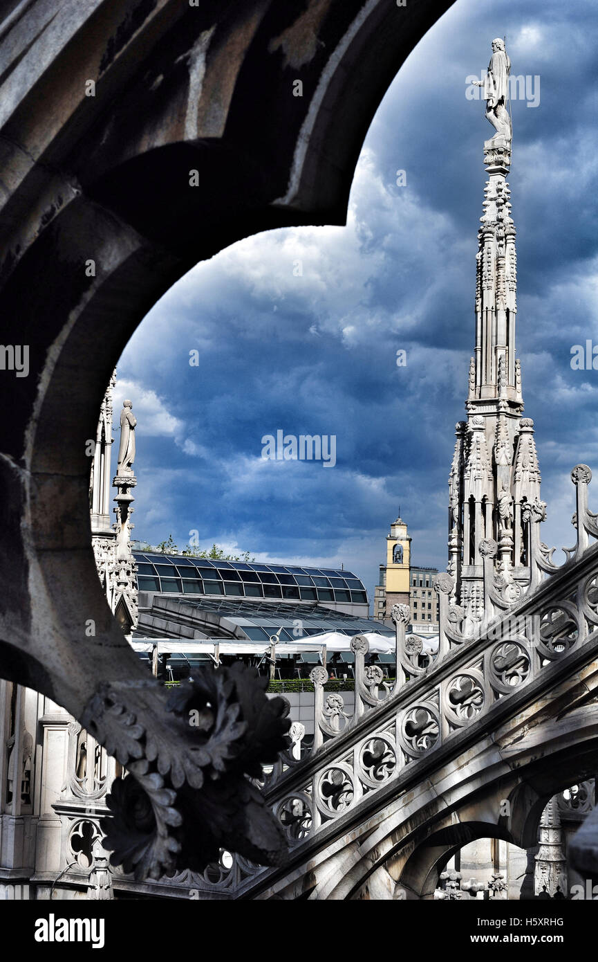 Un dettaglio del duomo di Milano, visto dalla sua tetti Foto Stock