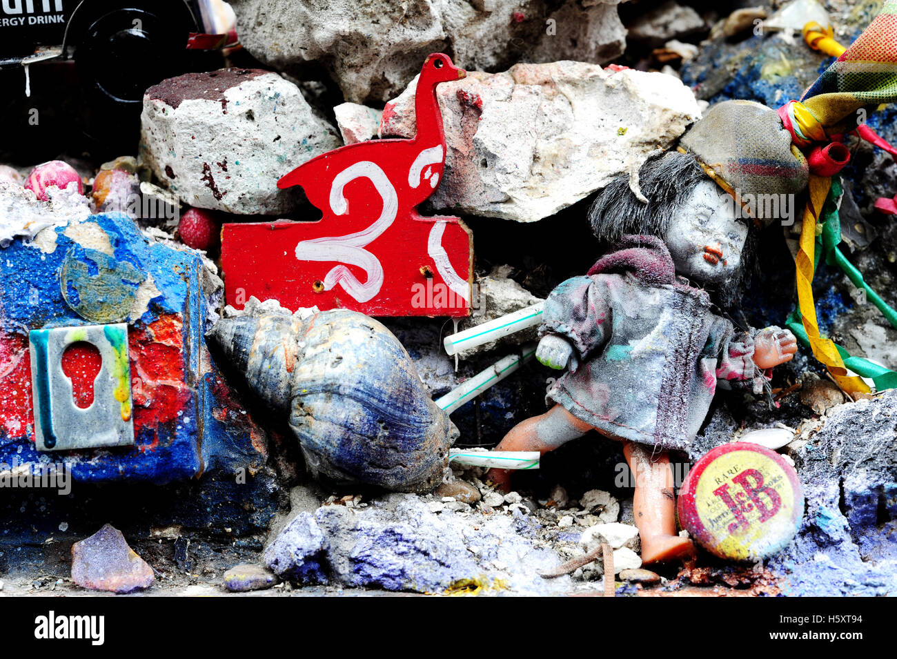 Giocattoli e altri oggetti di piccole dimensioni diventano un arte di installazione su un muro nel quartiere di Belleville di Parigi, Francia Foto Stock