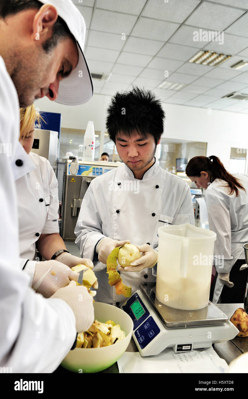 Gli studenti durante una lezione pratica presso la Carpigiani Gelato University di Anzola nell'Emilia, Italia Foto Stock