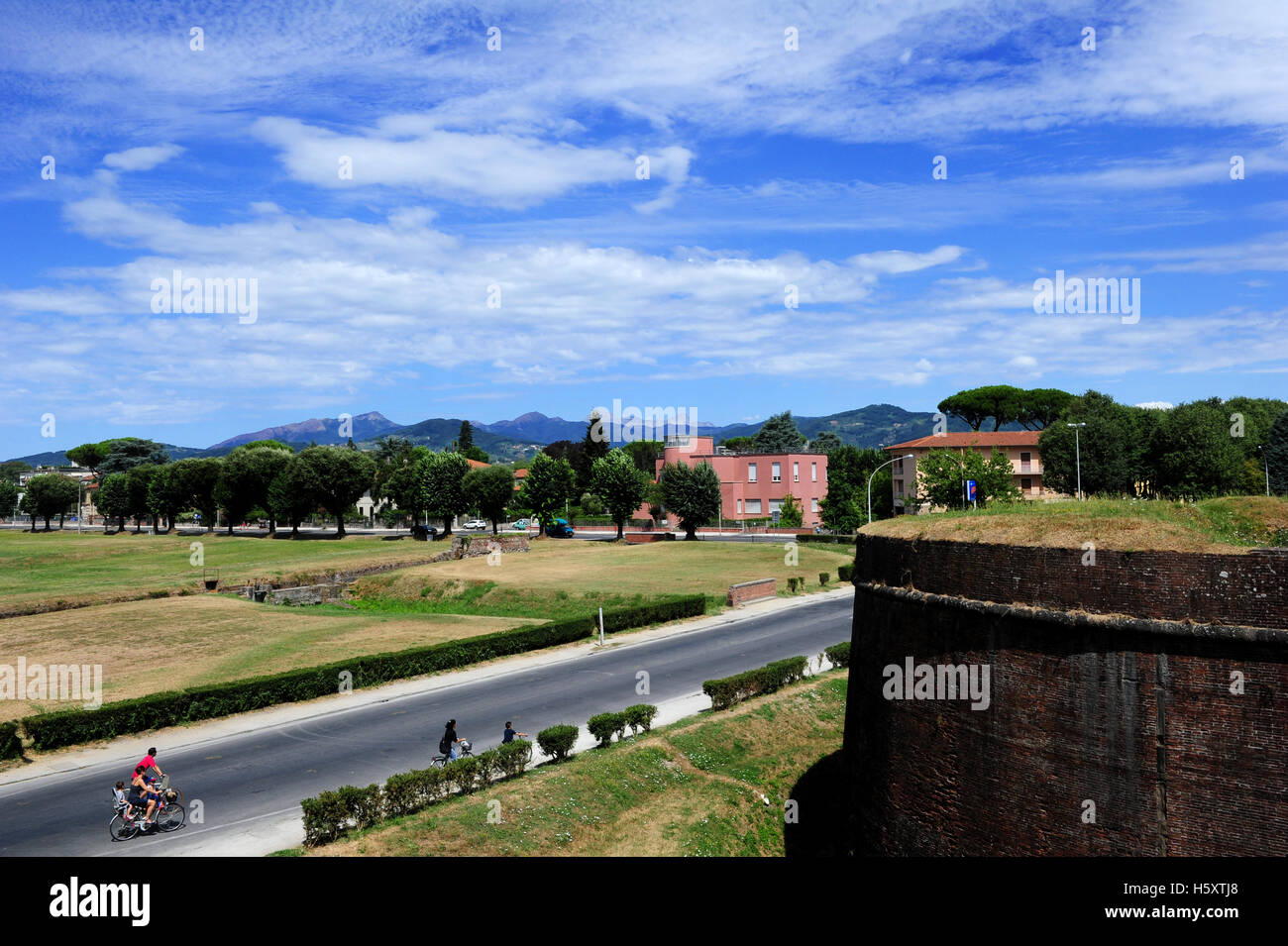 Lucca walls immagini e fotografie stock ad alta risoluzione Alamy