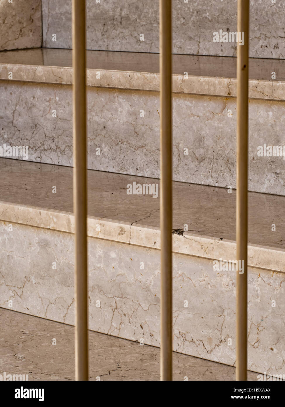 Passi dietro le sbarre, carcere etc forse. Focus su fasi. Foto Stock