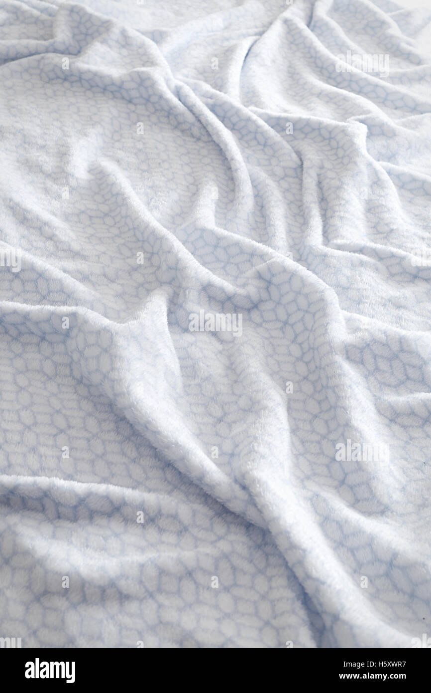 Soft bianca e blu letto sullo sfondo del foglio Foto Stock