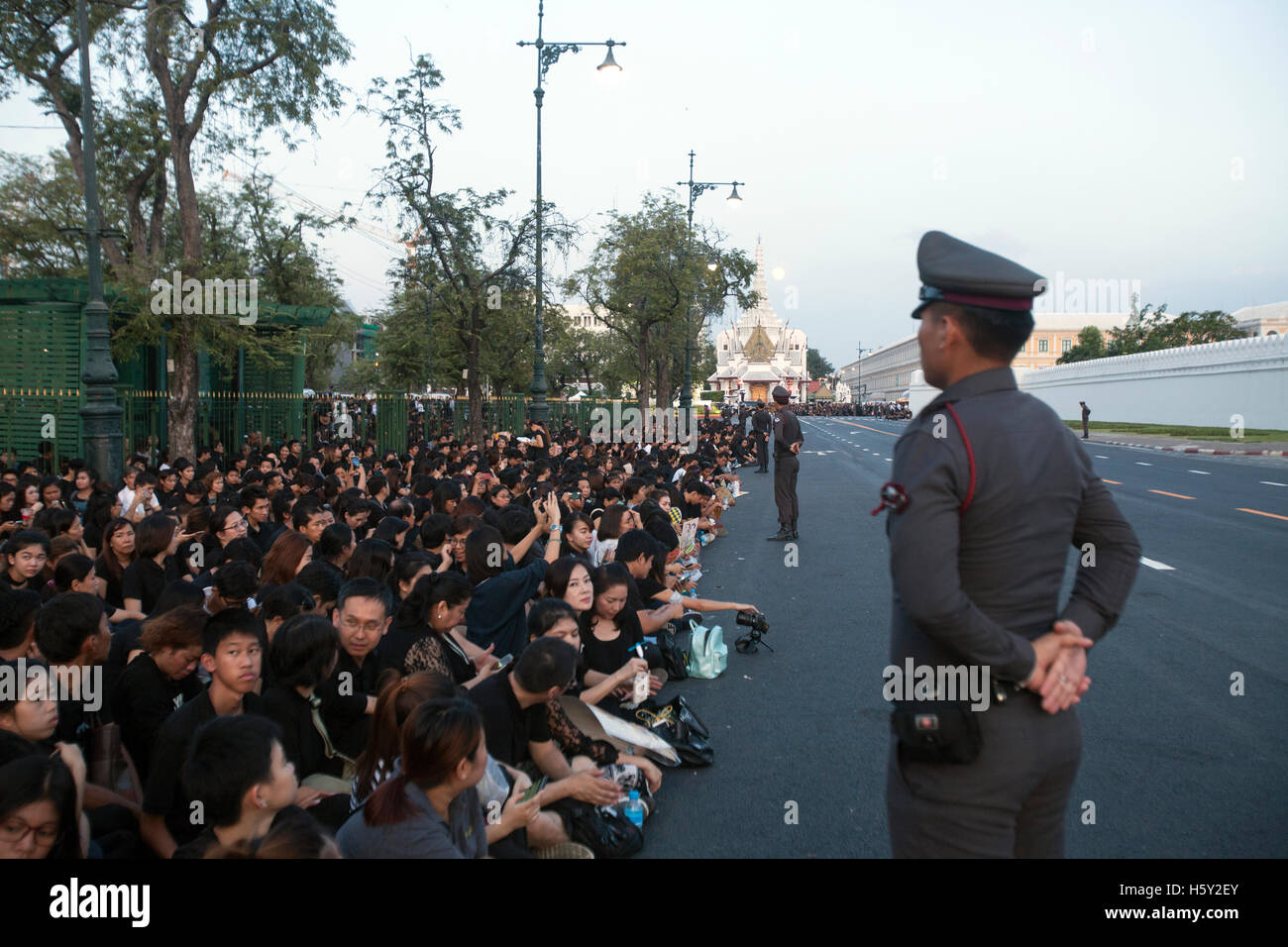 I residenti di Bangkok in abito nero, in lutto per la morte del re Bhumibol Adulyadej Foto Stock
