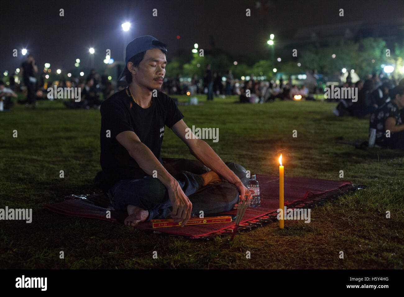 I residenti di Bangkok in abito nero, in lutto per la morte del re Bhumibol Adulyadej Foto Stock