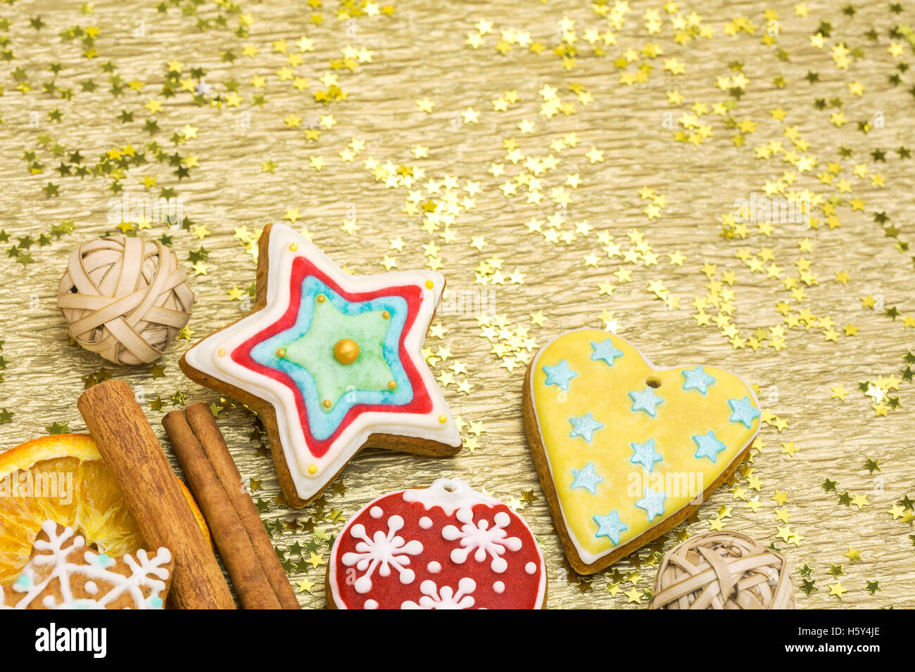 Le decorazioni di Natale con gingerbread cookie e spezie su sfondo dorato Foto Stock