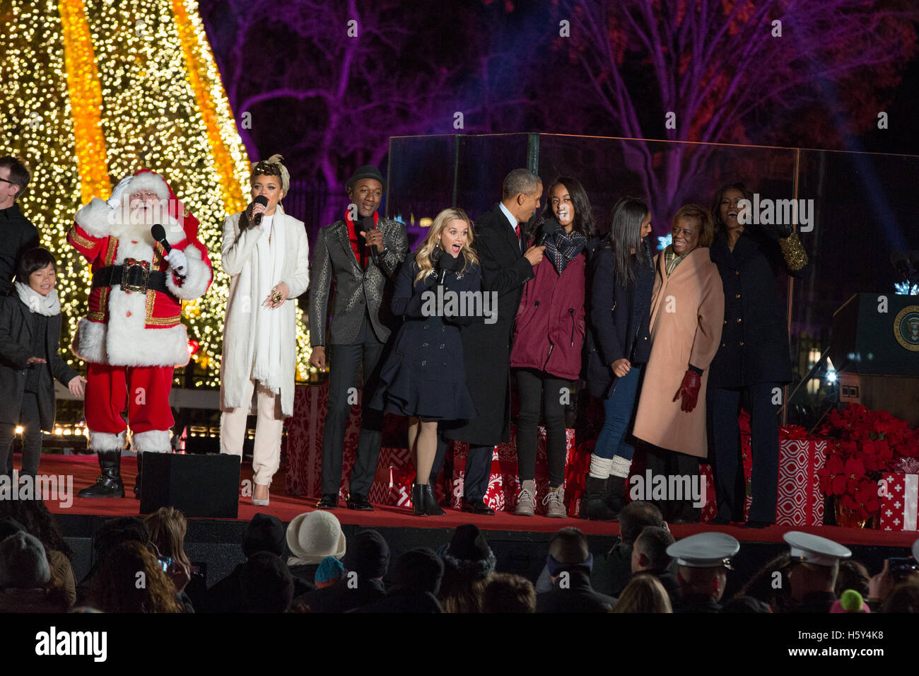 (L-R) Santa Claus, Andra giorno, Aloe Blacc, Reese Witherspoon, Presidente Barack Obama, Malia Obama, Sasha Obama, Robinsonon mariano e Michelle Obama sul palco del 2015 National albero di Natale Illuminazione su dicembre 3rd, 2015 a Washington D.C. Foto Stock