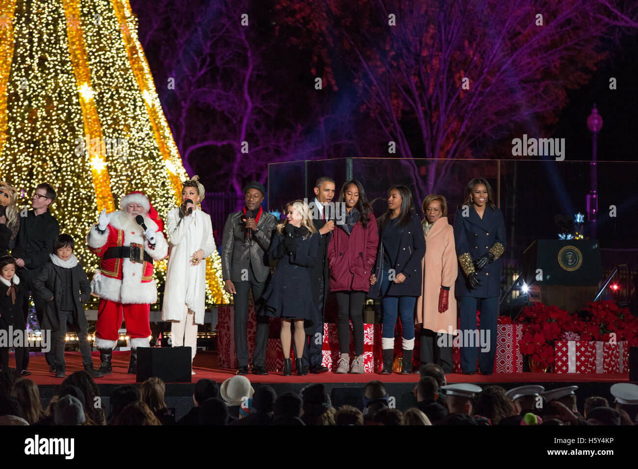 (L-R) Santa Claus, Andra giorno, Aloe Blacc, Reese Witherspoon, Presidente Barack Obama, Malia Obama, Sasha Obama, Robinsonon mariano e Michelle Obama sul palco del 2015 National albero di Natale Illuminazione su dicembre 3rd, 2015 a Washington D.C. Foto Stock