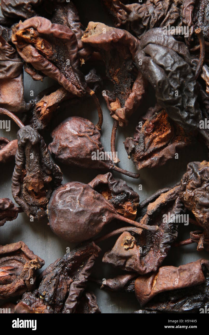 Pera secca, come ingrediente per la preparazione di bevande, cibo sullo sfondo Foto Stock