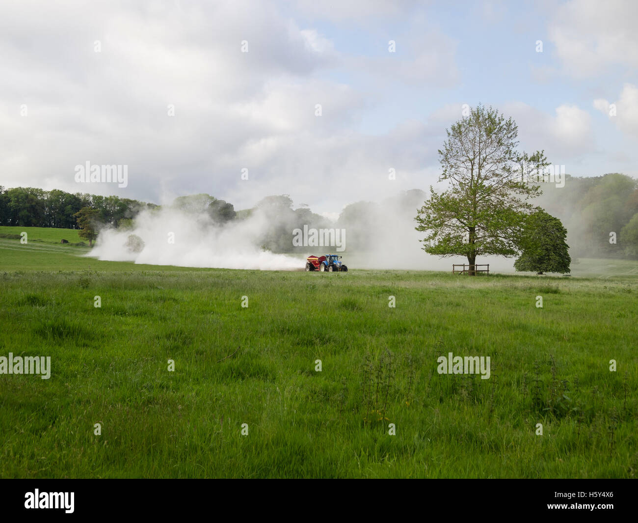 Il fertilizzante prodotto campo di spruzzatura Foto Stock