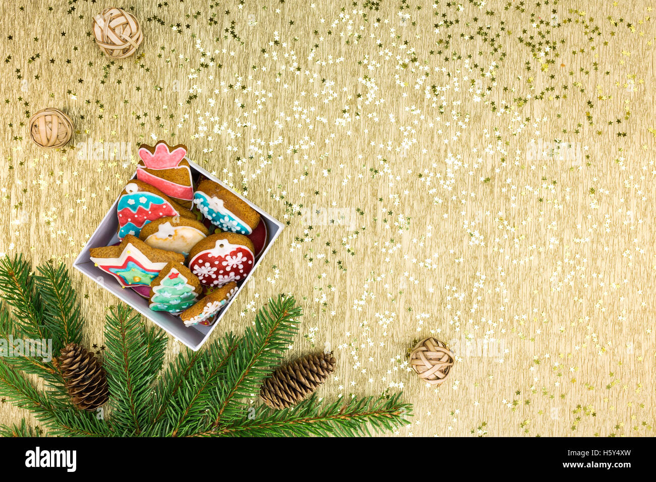 Regalo di natale Scatola con gingerbread cookie e decorazione su fondo oro Foto Stock