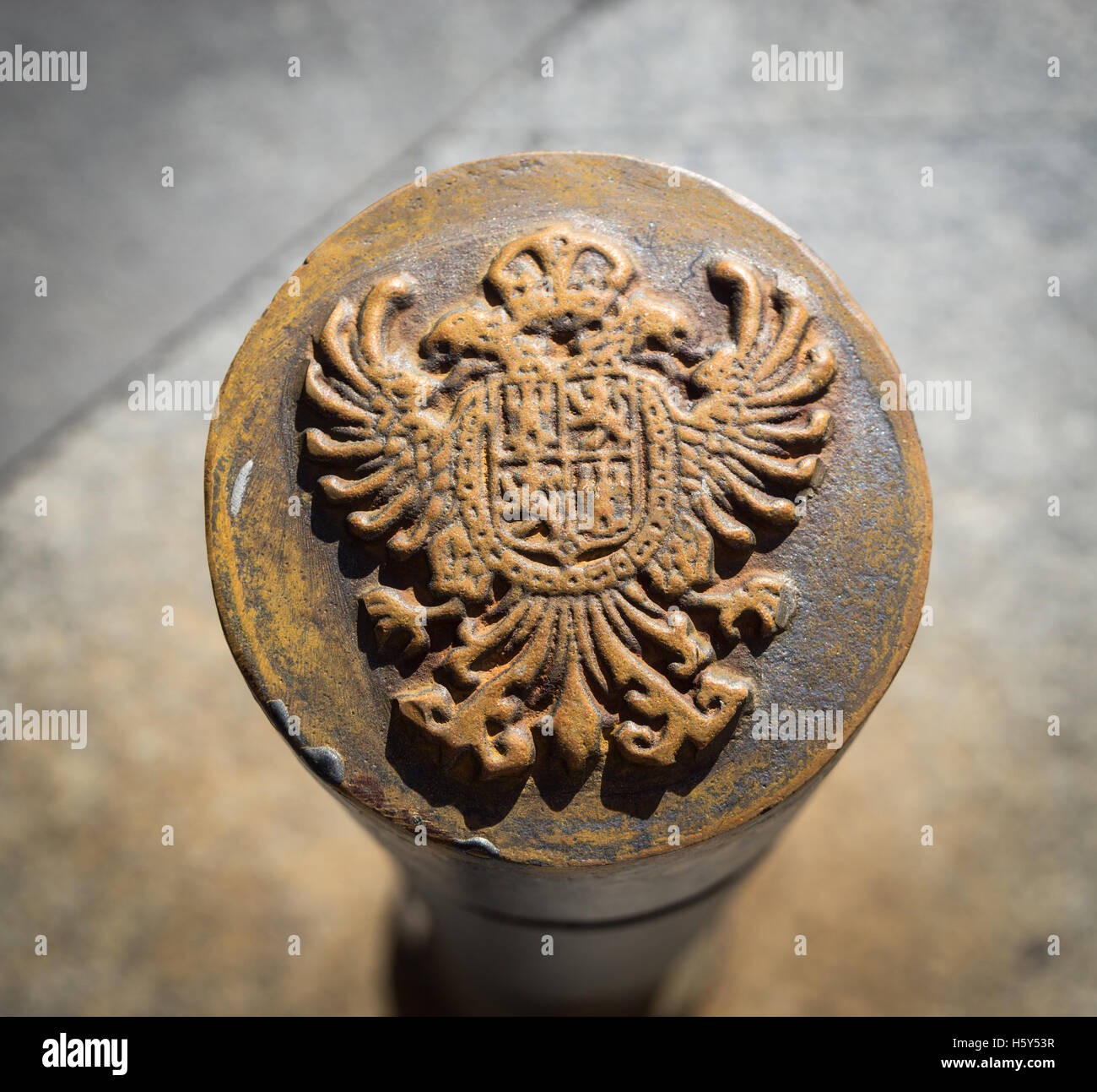 La cresta o stemma della città di Toledo in Spagna visto sulla parte superiore di un metallo bollard Foto Stock