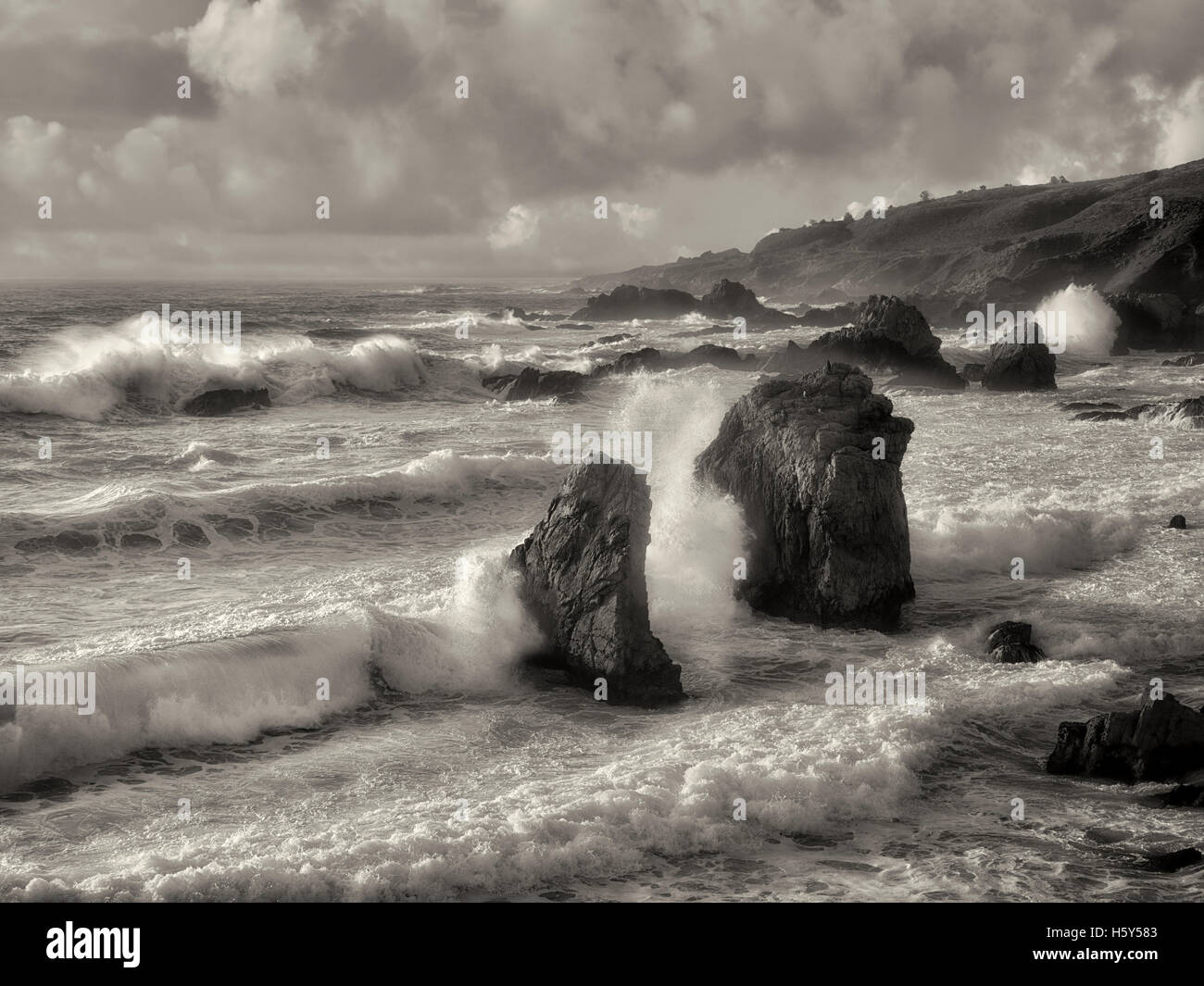 Onde e Riva al tramonto. Garrapata State Park, California Foto Stock