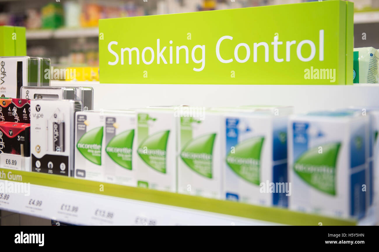 Nicorette smettere di fumare le patch del prodotto e gomma in vendita su uno scaffale in una farmacia store. Foto Stock