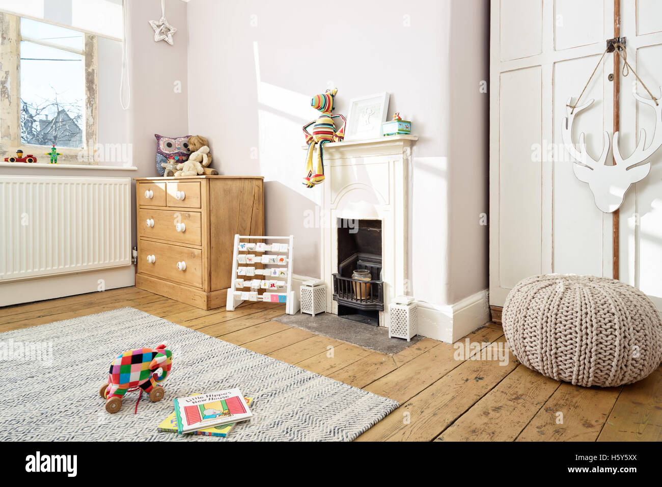 Un tradizionale per bambini nursery nella modernizzazione del British casa vittoriana Foto Stock