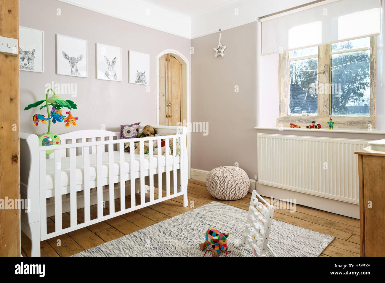 Un lettino in una tradizionale per bambini nursery nella modernizzazione del British casa vittoriana Foto Stock