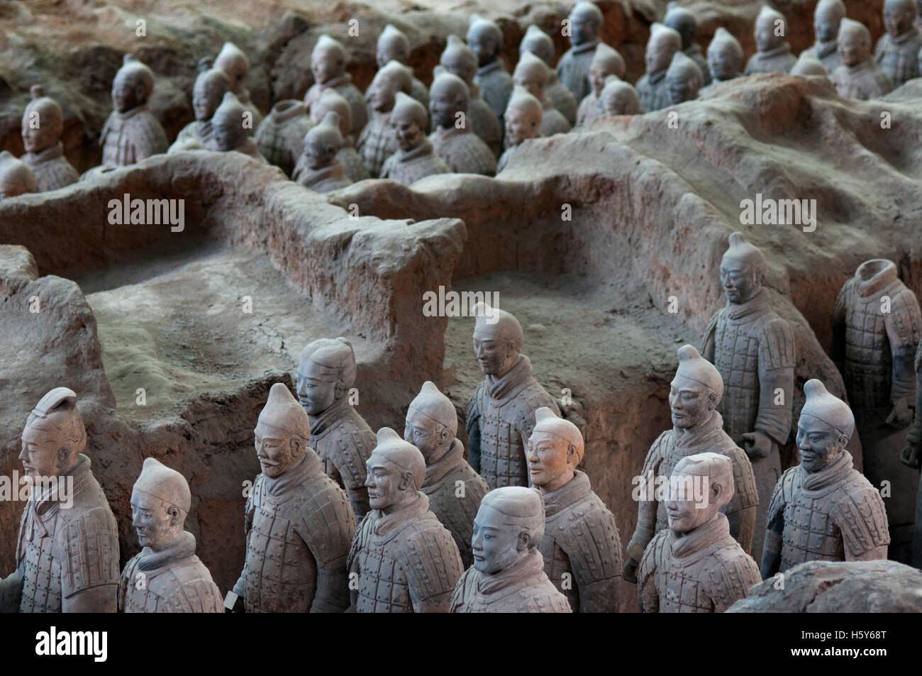 Guerrieri di Terracotta esercito, la buca numero 1, Xian, Shaanxi, Cina, Asia. Un antica collezione di sculture raffiguranti gli eserciti di Qin Foto Stock