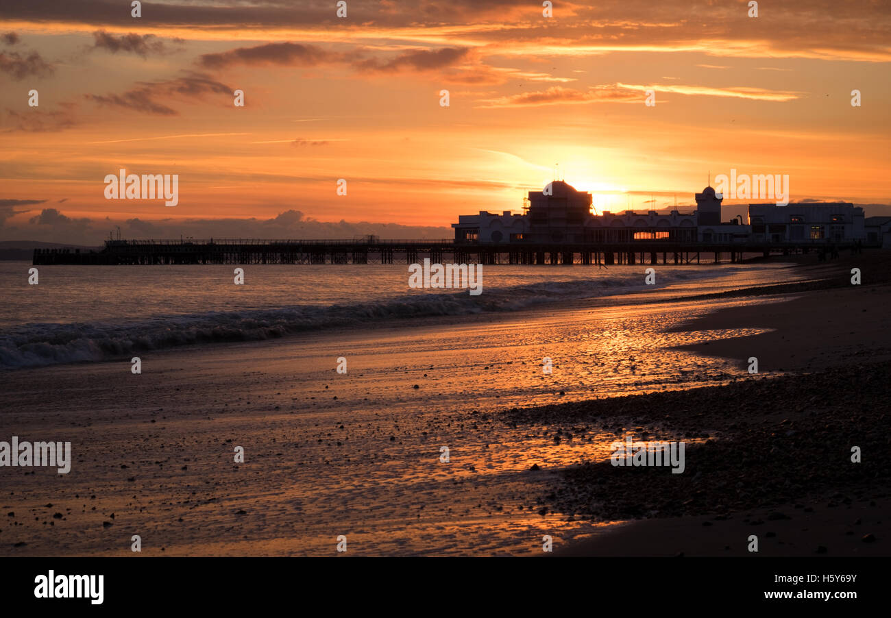 Tramonto su South Parade Pier a Southsea, Regno Unito Foto Stock