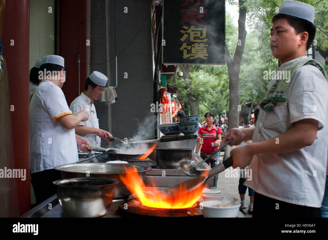 Il quartiere musulmano di Xian, Shaanxi, Cina, Asia. Silk Road, Huimin Street, Beiyuanmen mercato musulmano. La cucina in strada. Foto Stock
