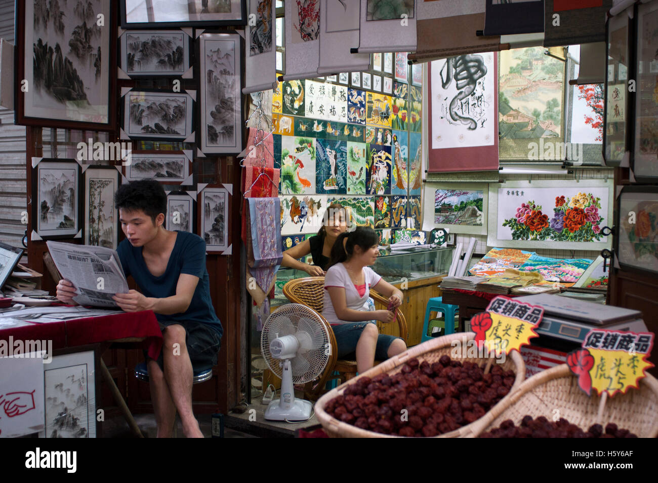 Il quartiere musulmano di Xian, Shaanxi, Cina, Asia. Silk Road, Huimin Street, Beiyuanmen mercato musulmano. Negozio di souvenir in vendita nei negozi di Foto Stock