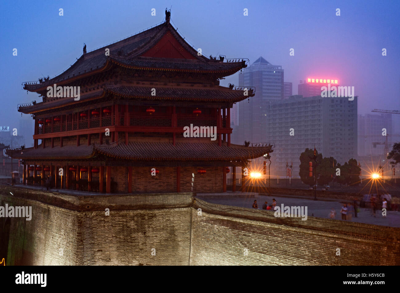 Basso angolo vista delle antiche mura della citta' di Xian Porta e torre, Shaanxi, Cina Foto Stock