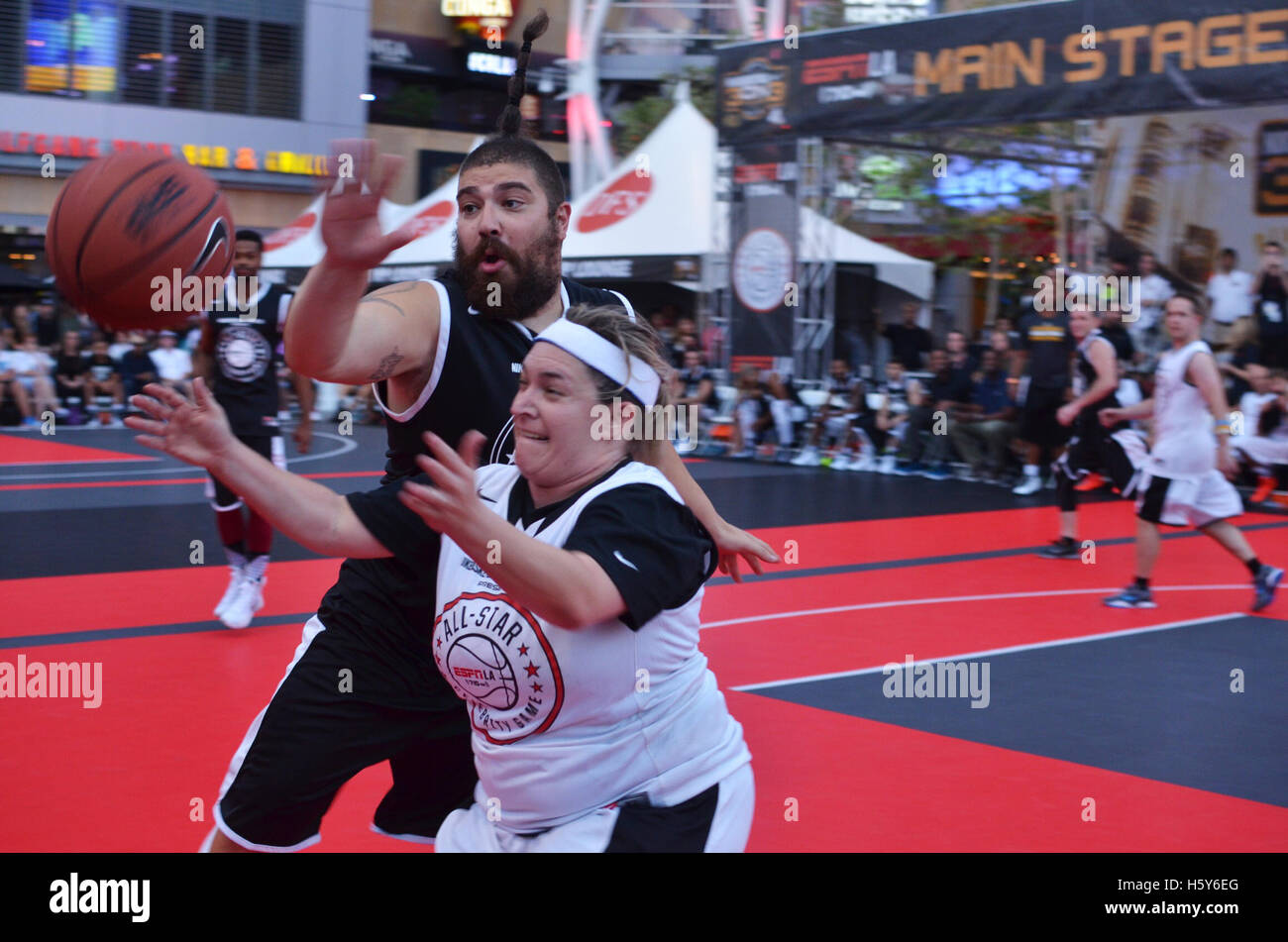 Il grasso ebreo e Ramona Shelburne al 2015 Nike Basketball 3on3 torneo in L.A. Vivere il 7 agosto 2015 a Los Angeles Foto Stock