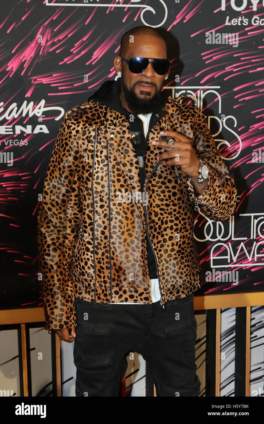 R. Kelly assiste il tappeto rosso al 2015 Soul Train Awards presso l'Orleans Arena sul novembre 6th, 2015 a Las Vegas, Nevada. Foto Stock