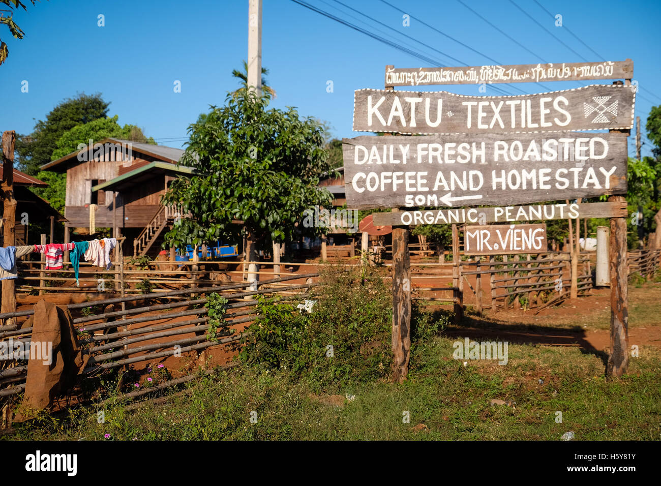 La tostatura del caffè macchina utilizzata dal sig. Vieng al suo caffè smallholding sul Bolaven Plateau Foto Stock