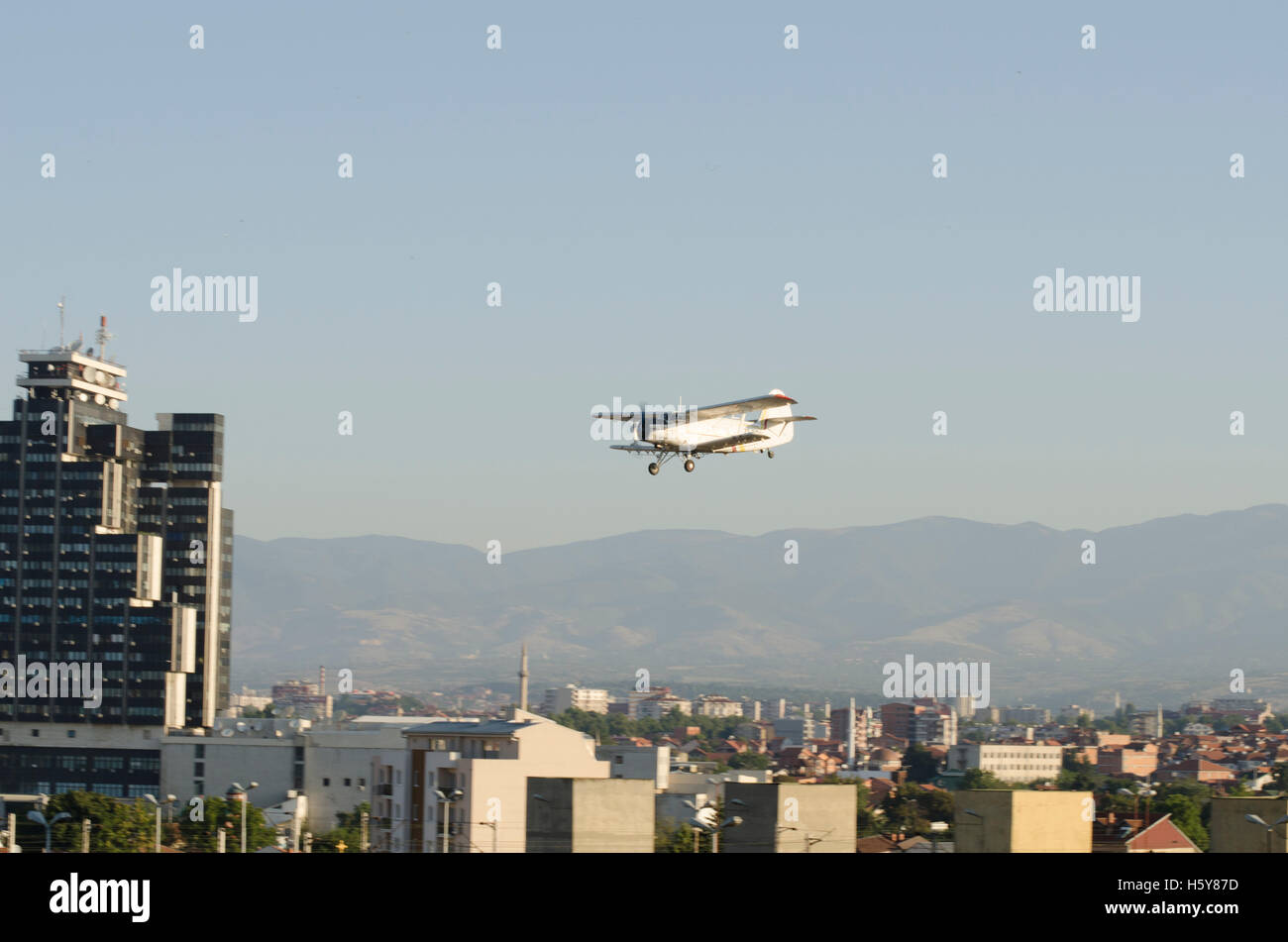 Doppio piano alato un-2 antonov vola sopra skopje Foto Stock