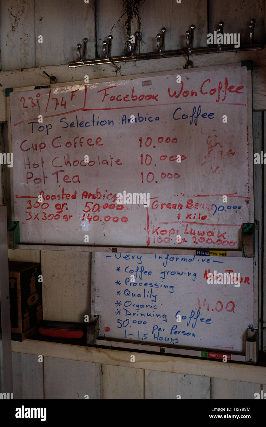 Una lavagna con i prezzi delle bevande in ha vinto una caffetteria al Bolaven Plateau, Laos Foto Stock