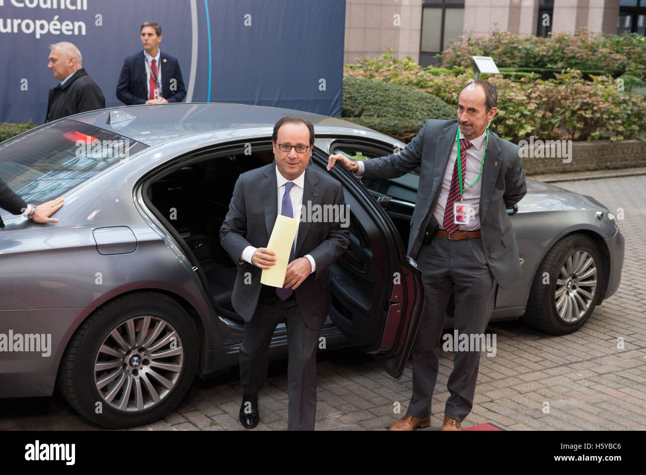 Bruxelles, Belgio. 20 ottobre, 2016. Il Presidente francese esce dalla sua auto per entrare nel Consiglio europeo di Bruxelles (Belgio). Credito: Paul-Marie Guyon/Alamy Live News Foto Stock