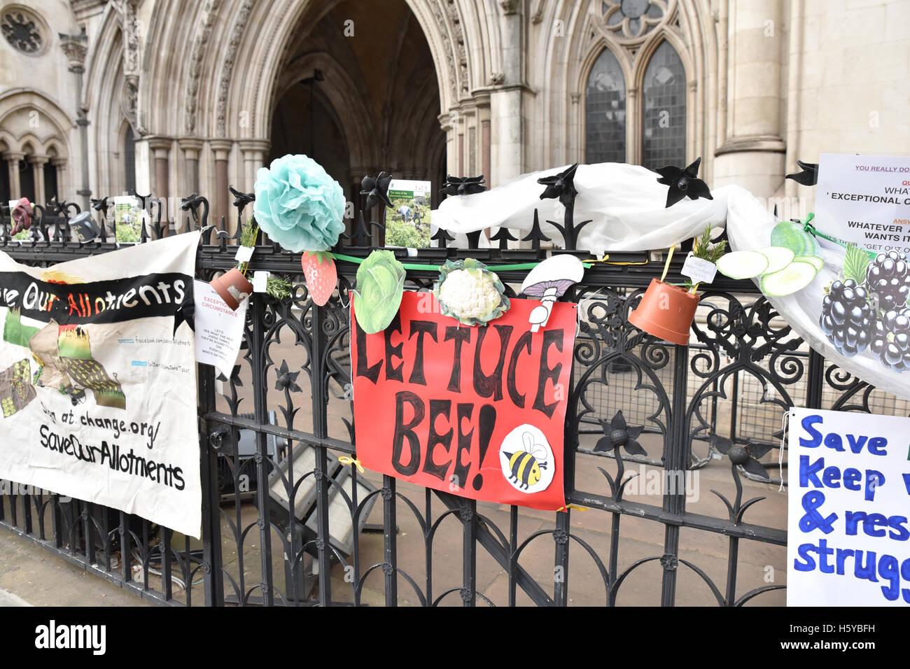 Royal Courts of Justice di Londra, Regno Unito. Il 21 ottobre 2016. Quattro anni di caso tra Farm terrazza sui giardinetti e consiglio a Watford Foto Stock