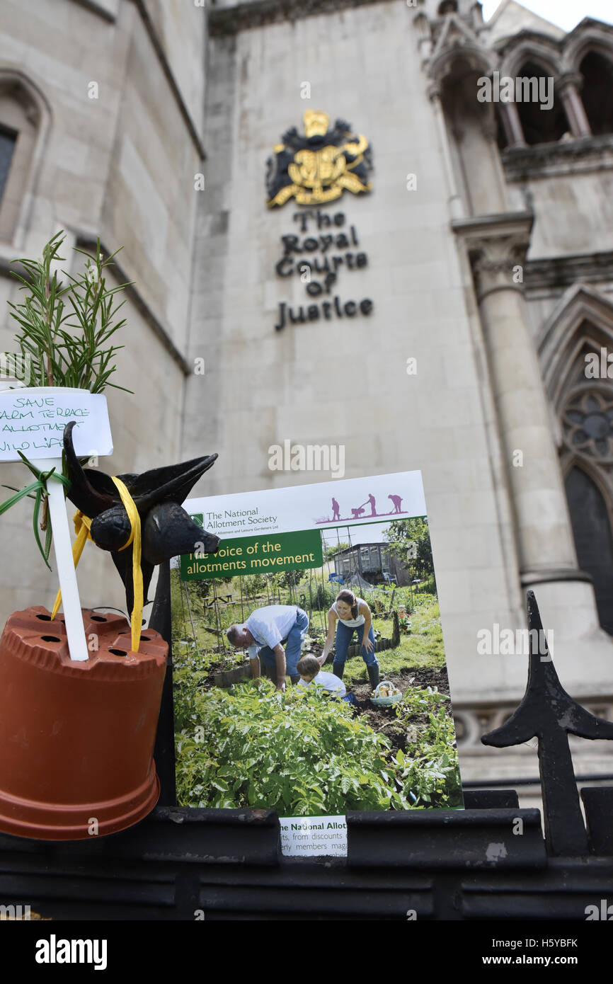 Royal Courts of Justice di Londra, Regno Unito. Il 21 ottobre 2016. Quattro anni di caso tra Farm terrazza sui giardinetti e consiglio a Watford Foto Stock