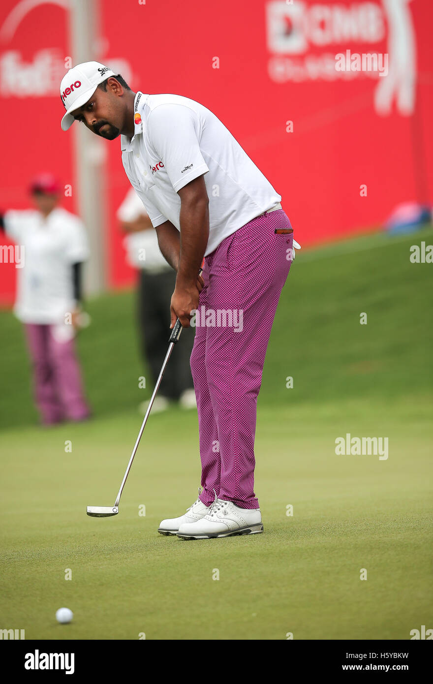 Kuala Lumpur, Malesia. Il 21 ottobre, 2016. Anirban Lahiri dell India ha colpito la messa al diciottesimo foro durante la seconda tornata di salita 2016 Classic torneo di golf al TPC a Kuala Lumpur il 21 ottobre 2016. Credito: nufa qaiesz/Alamy Live News Foto Stock