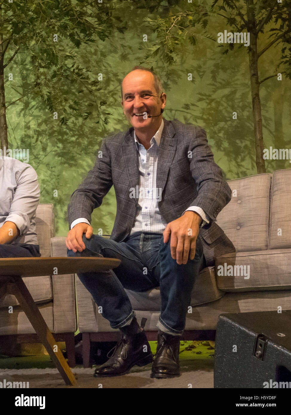 Birmingham, Regno Unito. Il 21 ottobre, 2016. Kevin McCloud, presentatore del Grand Designs, interviste architetto Matt White di fronte a un pubblico dal vivo come parte del Grand Designs esibizione live. La mostra offre ai visitatori un'occasione unica per vedere tutte le ultime tendenze per la casa così come molti prodotti mai visto prima. Basato su Canale 4 serie TV e presentato dal guru del design di Kevin McCloud, l'evento viene compresso con oltre 500 espositori e è aperta fino al 23 ottobre 2016. Foto Fotografia Bailey-Cooper/Alamy Live News Foto Stock