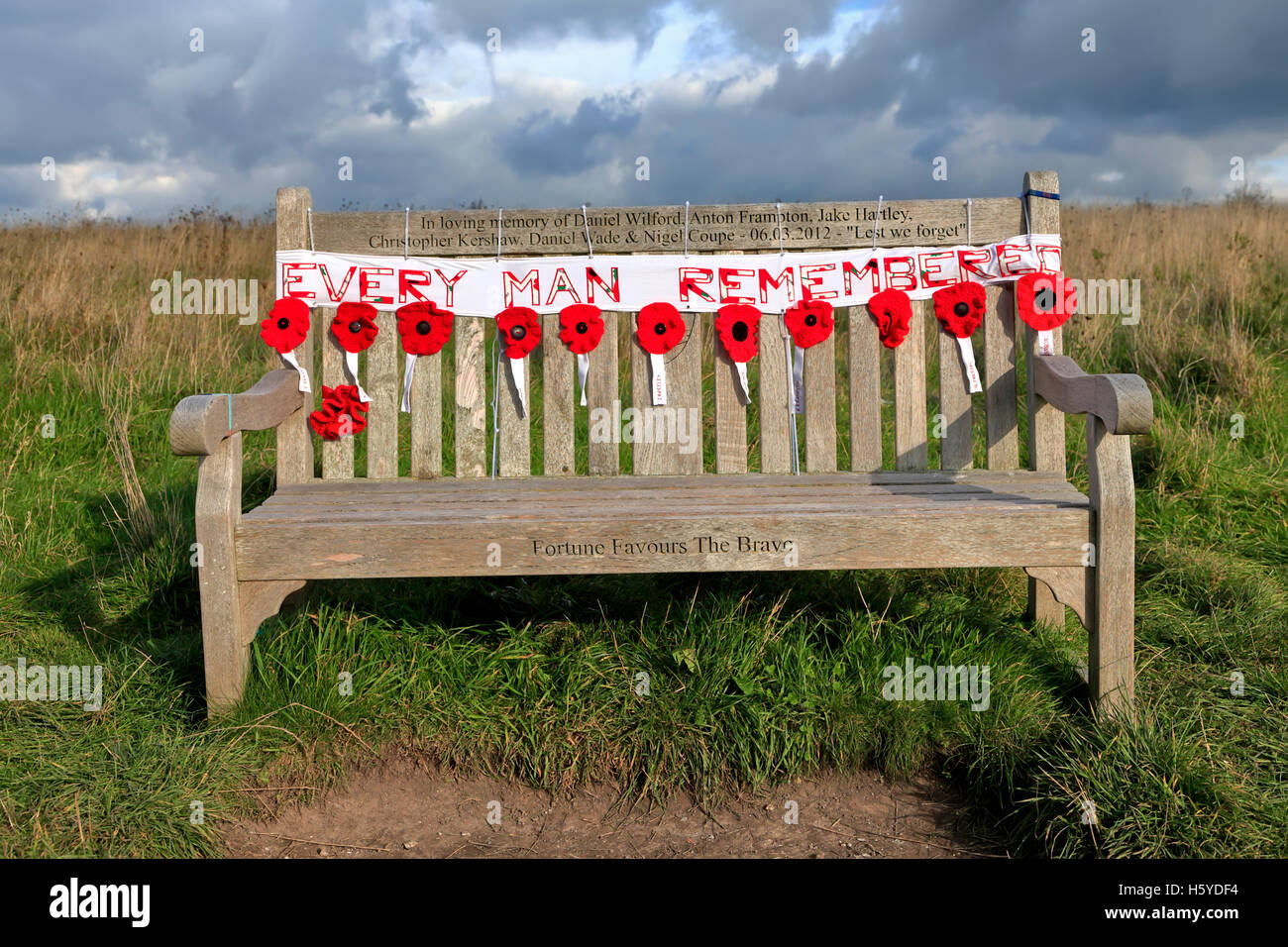 Battlesbury Hill, Warminster, Wiltshire, Regno Unito. 21 ott 2016. Un banco di memorial situato su Battlesbury collina sopra la città di guarnigione di Warminster nel Wiltshire che è dedicato a ricordare e onorare i membri del reggimento dello Yorkshire che hanno fatto il sacrificio estremo mentre in servizio in Afghanistan, è stata recentemente adornata con un banner che dice che "ogni uomo ricordato' e dodici papaveri in maglia per ogni soldato caduto come un omaggio di residente locale Lesley Fudge Credito: Andrew Harker/Alamy Live News Foto Stock